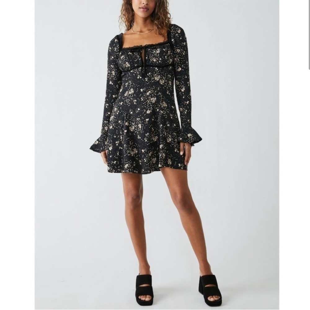Free People NWT Tess Mini Dress in XS Black Floral Cream Flowers Velvet Trim